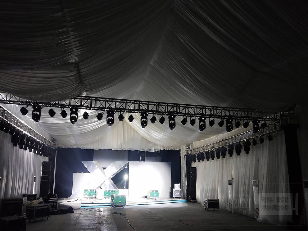 大型篷房內搭配使用燈光架營造更好活動現場