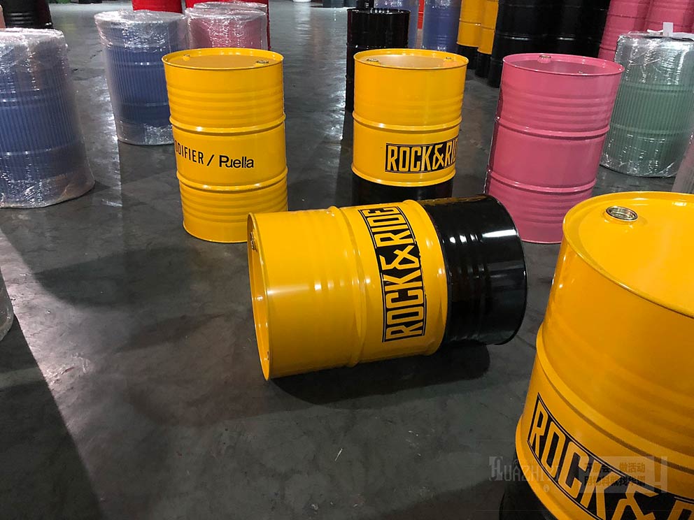 油桶作為一種裝飾用在活動現場很有創意