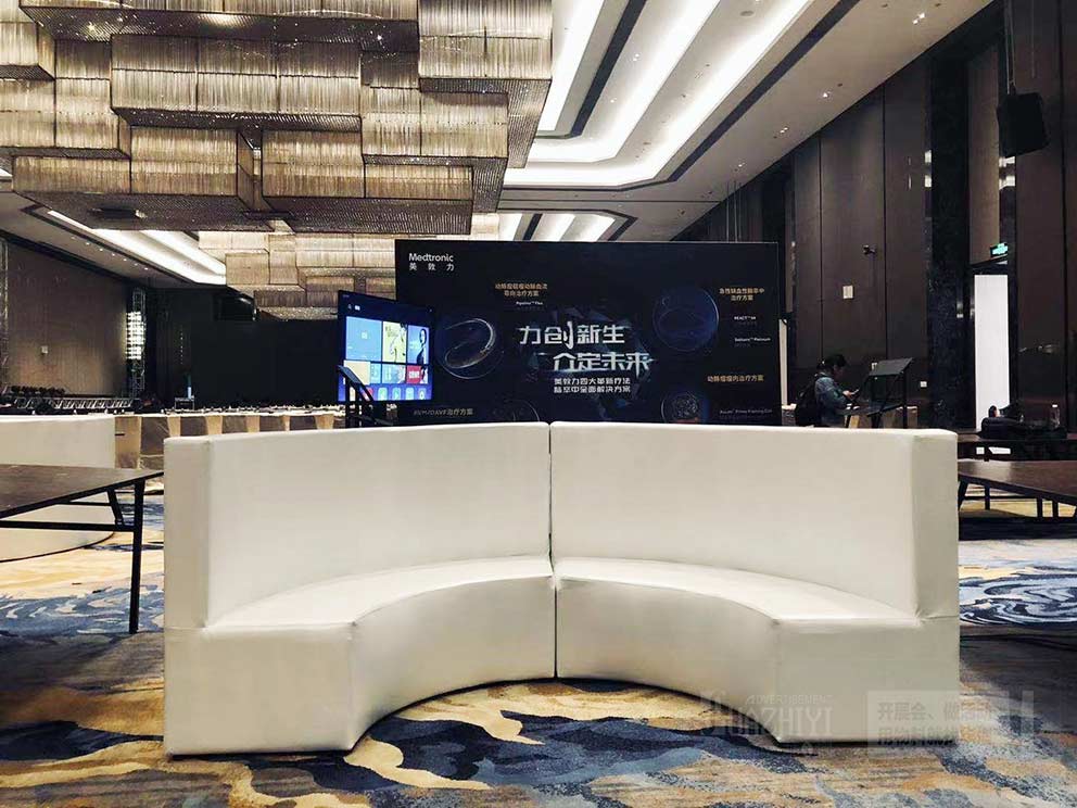 弧形卡座沙發出租適合用來塑造優雅造型