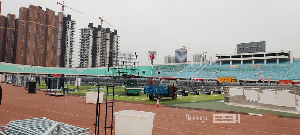 華熠桌椅租賃助力濮陽演唱會8000把折疊椅布場